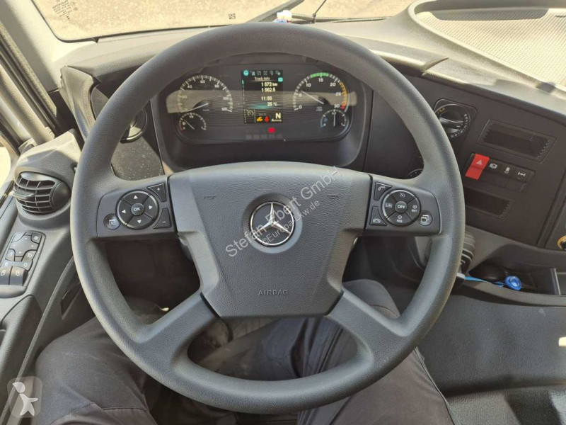Furgoneta Mercedes 818 L Fahrgestell, 2 Stück...