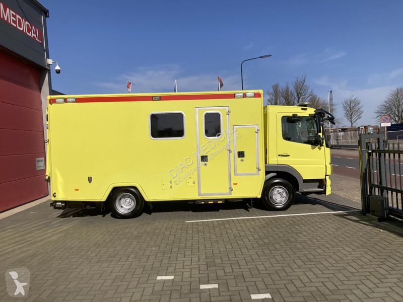 Véhicule utilitaire Mercedes Ambulance...