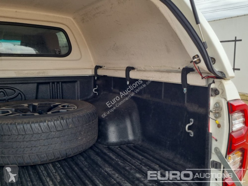 Véhicule utilitaire Toyota Hilux Invincible