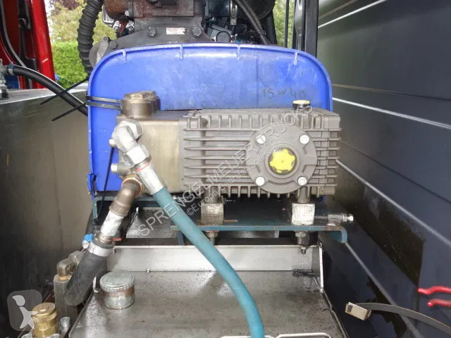 Véhicule utilitaire Mercedes met hogedrukspuit...