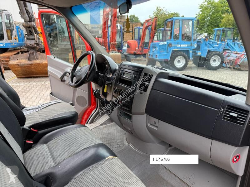 Véhicule utilitaire Mercedes 211 Kombi AHK