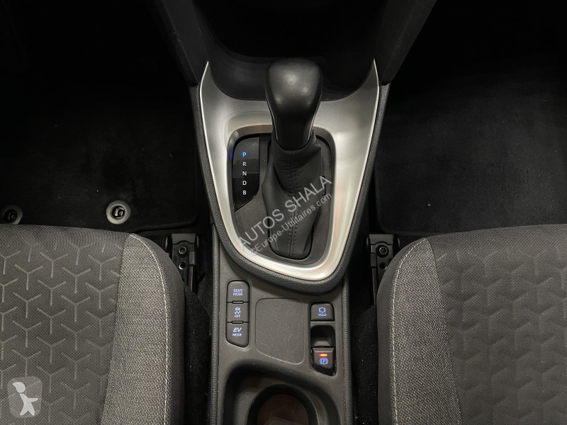 Samochód dostawczy Toyota YARIS CROSS 116H...