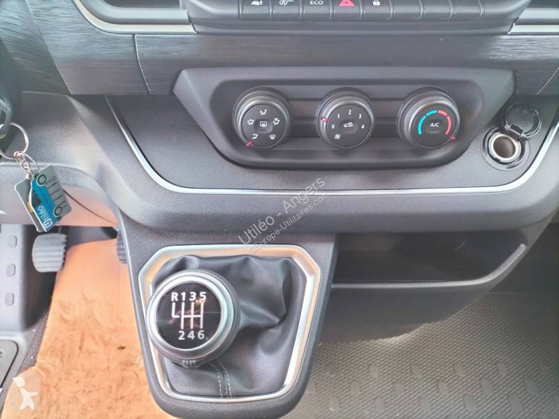عربة نفعية Nissan