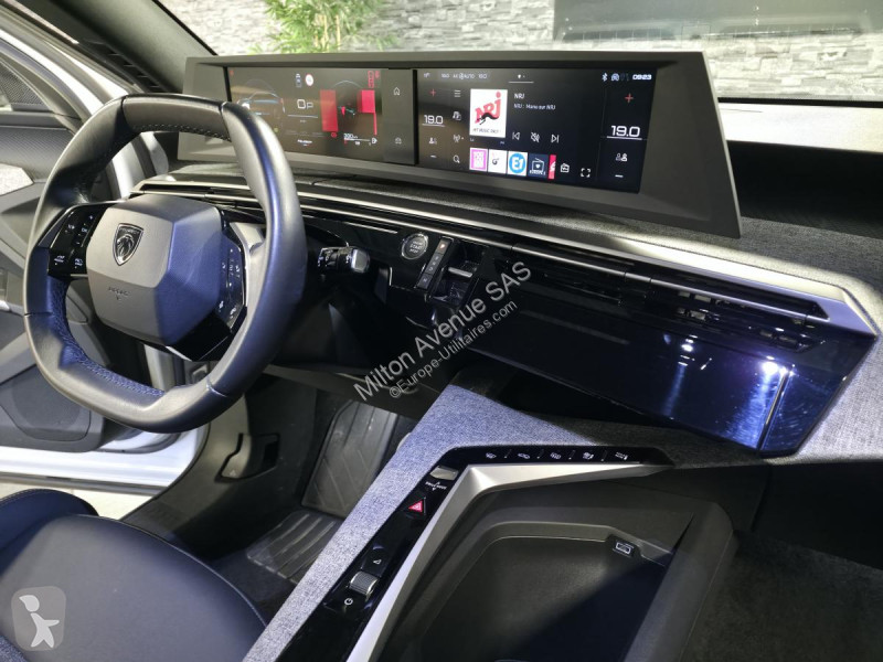 Samochód dostawczy Peugeot 3008 1.2i Hybrid...