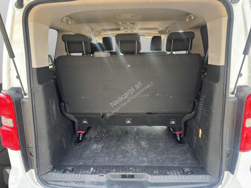 عربة نفعية Peugeot Traveller
