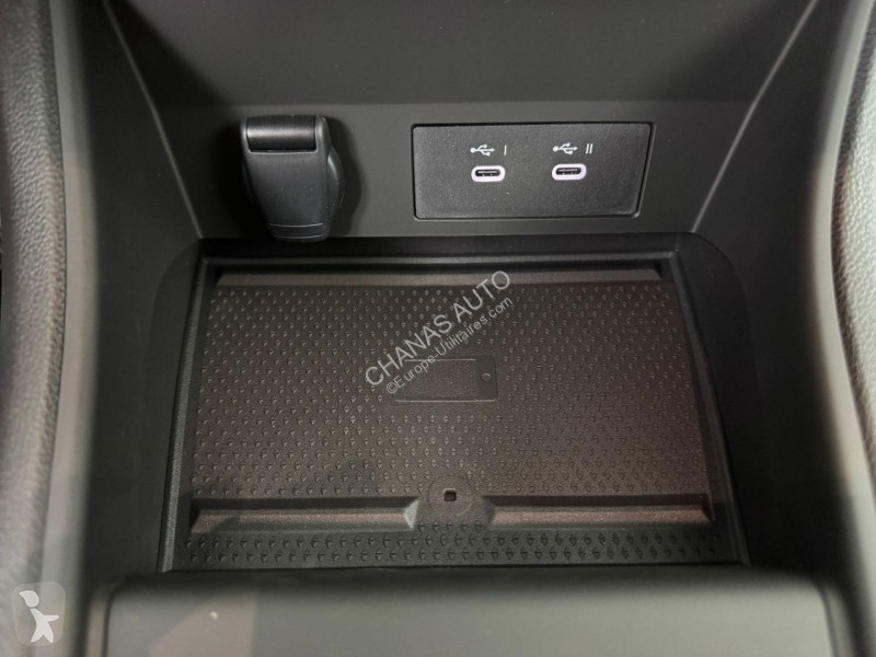 Véhicule utilitaire Renault E-Tech full hybrid...