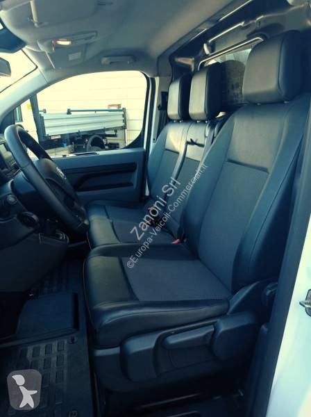 عربة نفعية Toyota