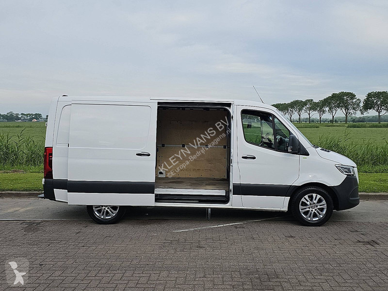 Лекотоварен автомобил Mercedes 319 L2H1 V6 LED...