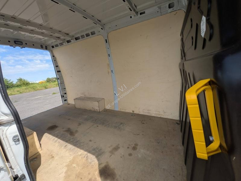 Véhicule utilitaire Iveco 35S Fg 35S14 2.3 V12...