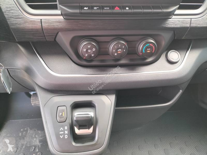 عربة نفعية Nissan