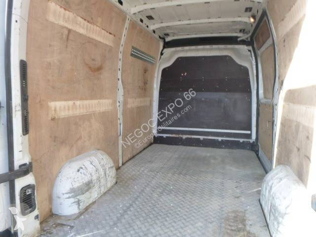 عربة نفعية Nissan