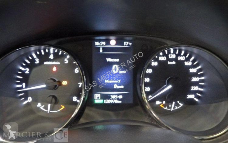 عربة نفعية Nissan