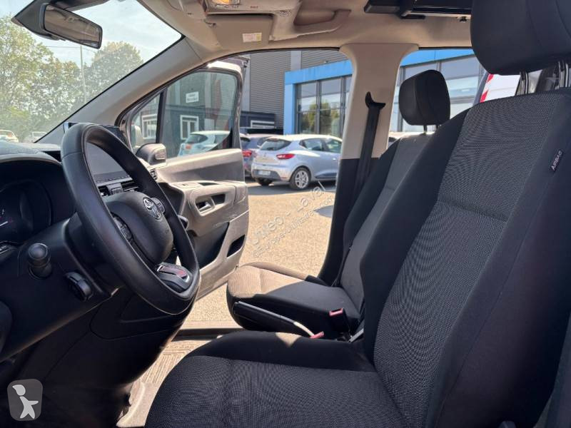 عربة نفعية Toyota