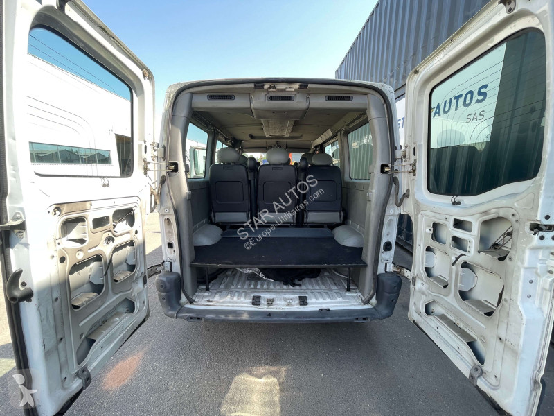 عربة نفعية Nissan