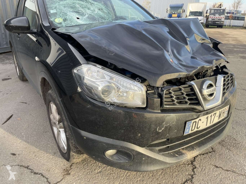 عربة نفعية Nissan