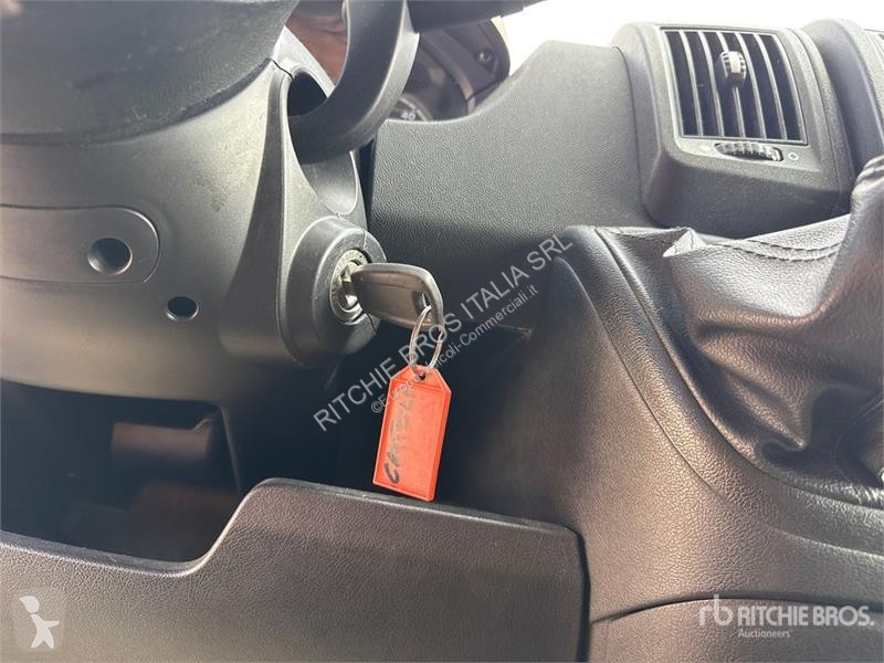 Комерційні автомобілі Peugeot Cargo Van