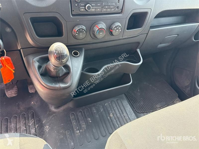 Комерційні автомобілі Renault 125DCI Cargo Van