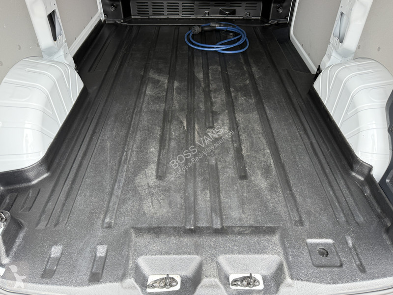 Лекотоварен автомобил Ford 71kWh 136PK...