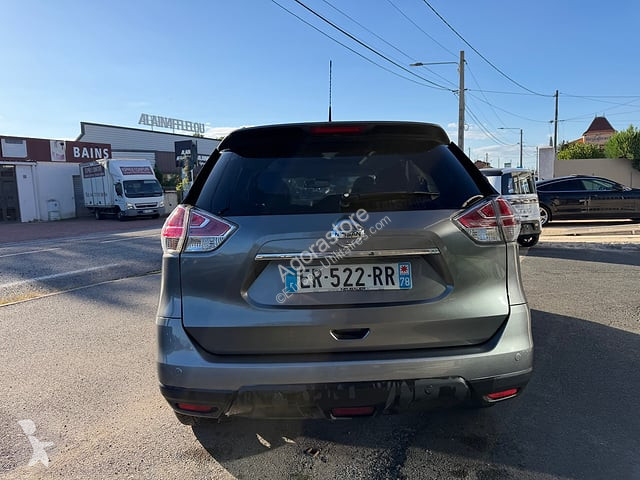 Nissan X-TRAIL van