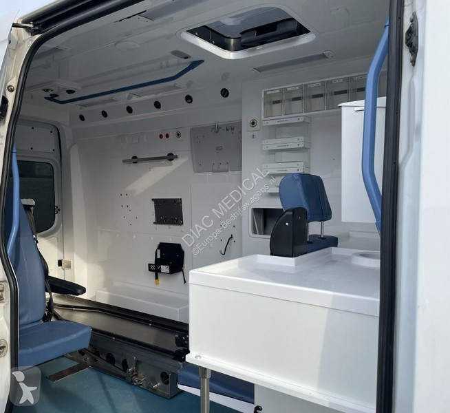 Véhicule utilitaire Mercedes 319 CDI Ambulance...