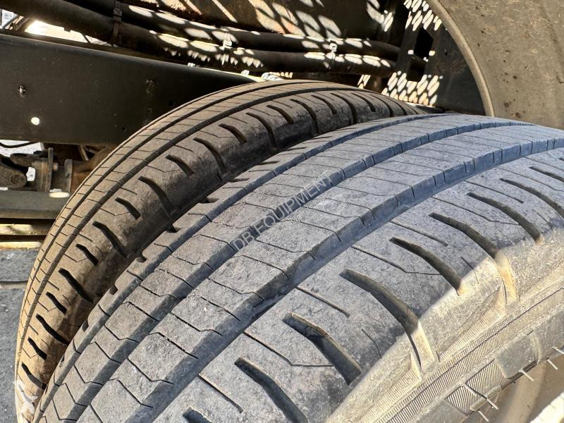 Véhicule utilitaire Nissan Camion nacelle 20m...