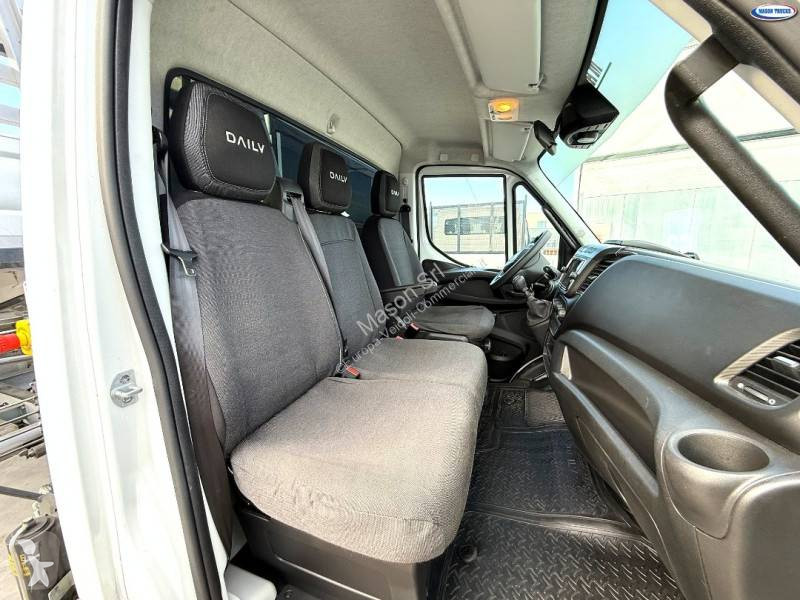 Véhicule utilitaire Iveco 35C18