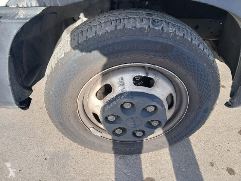 Furgoneta Iveco 35C16 3.0 20m3 con puertas...