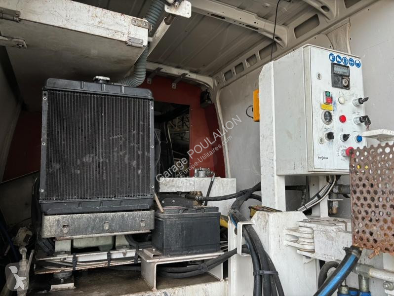 Véhicule utilitaire Iveco CAISSE POLYFOND...