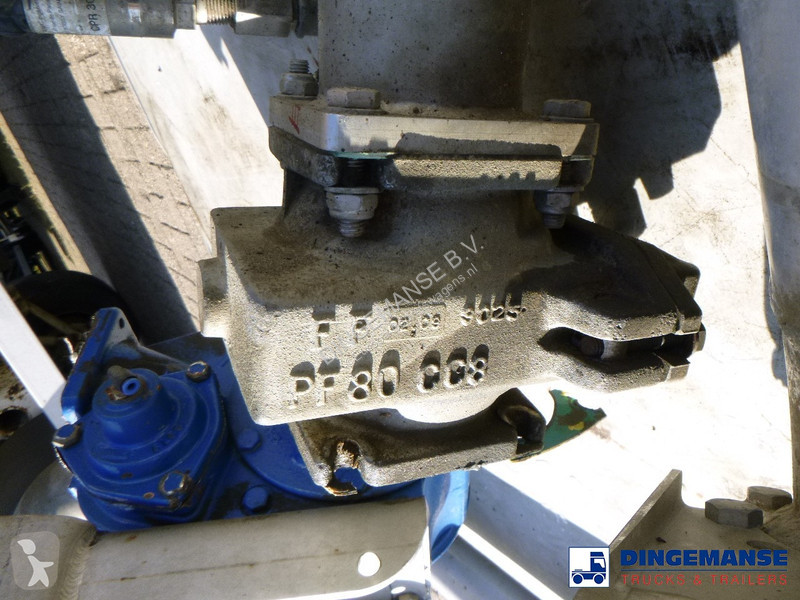 Veicolo commerciale  Fuel tank equipment...