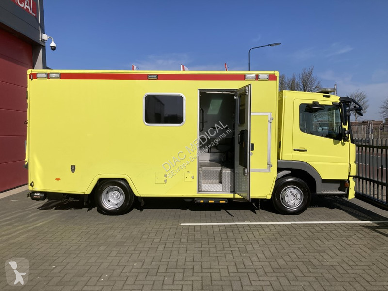Véhicule utilitaire Mercedes Ambulance...