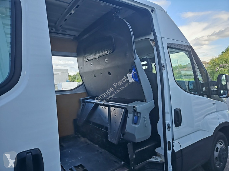 Véhicule utilitaire Iveco 35S14 V13 7 places