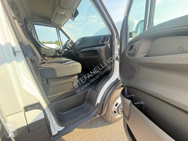 Veicolo commerciale Iveco DAILY 35C14H BOX +...