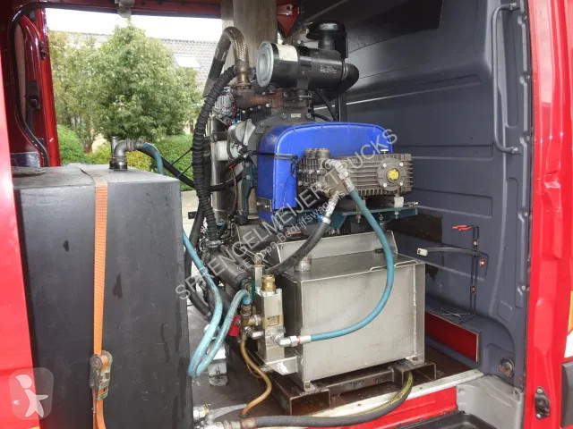 Véhicule utilitaire Mercedes met hogedrukspuit...