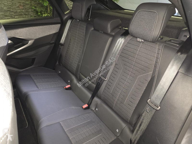 Véhicule utilitaire Peugeot 3008 1.2i Hybrid...