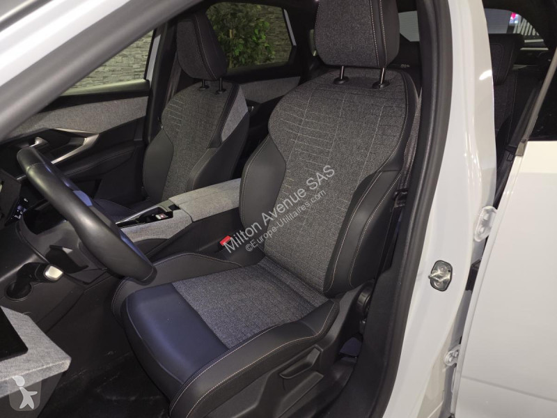 Samochód dostawczy Peugeot 3008 1.2i Hybrid...