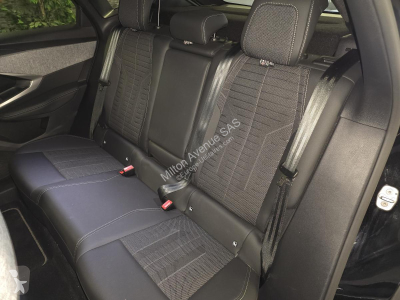 Véhicule utilitaire Peugeot 3008 1.2i Hybrid...