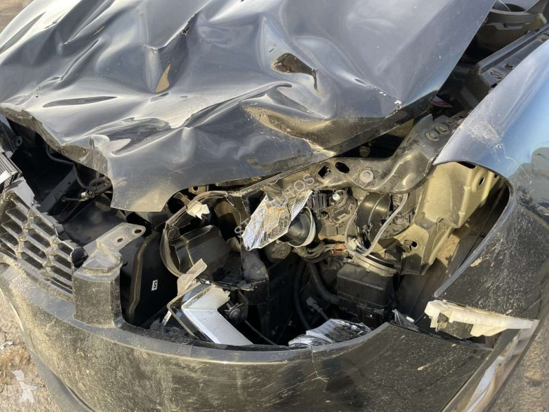 عربة نفعية Nissan