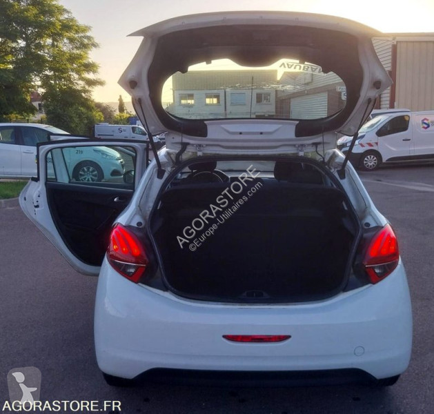 Peugeot 208 van