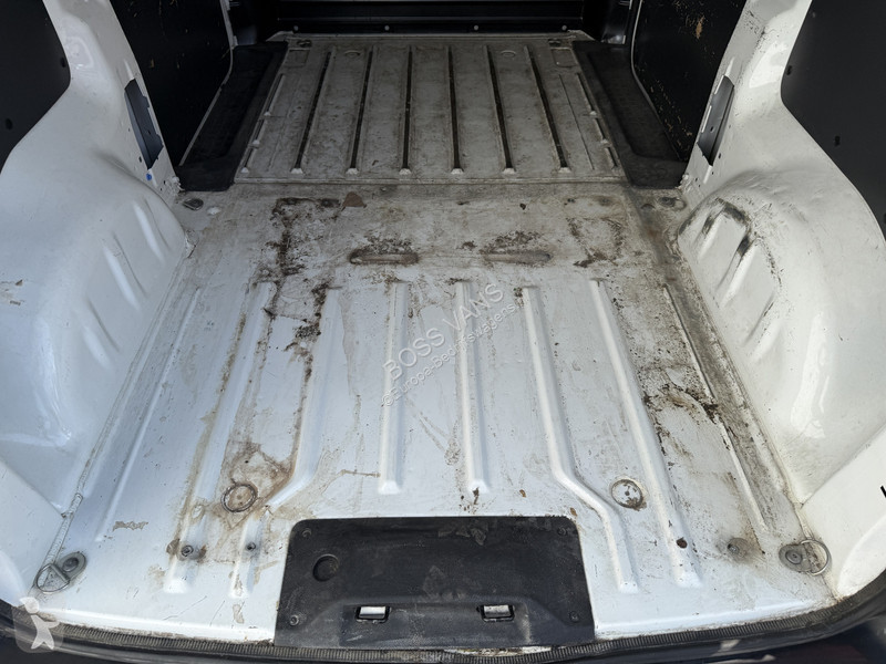 Véhicule utilitaire Peugeot 75 kWh 136PK L2H1...