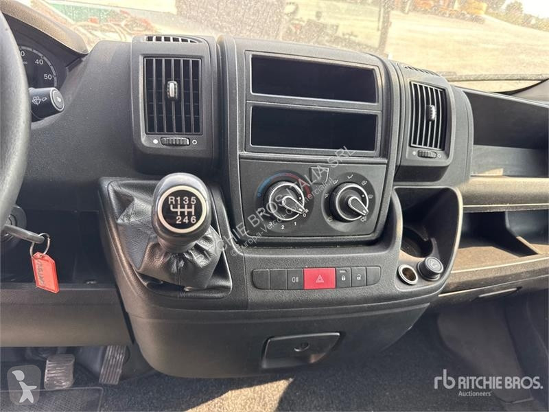 Комерційні автомобілі Peugeot Cargo Van