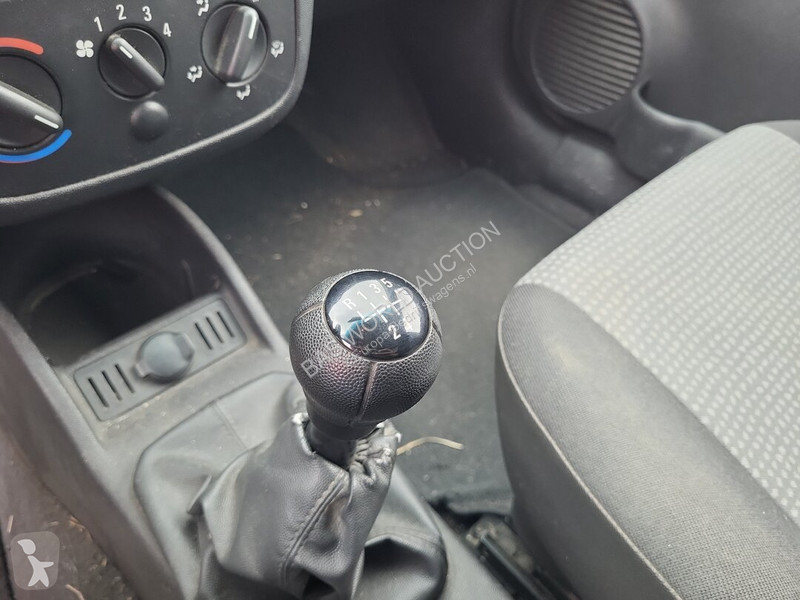 Лекотоварен автомобил Opel 75pk