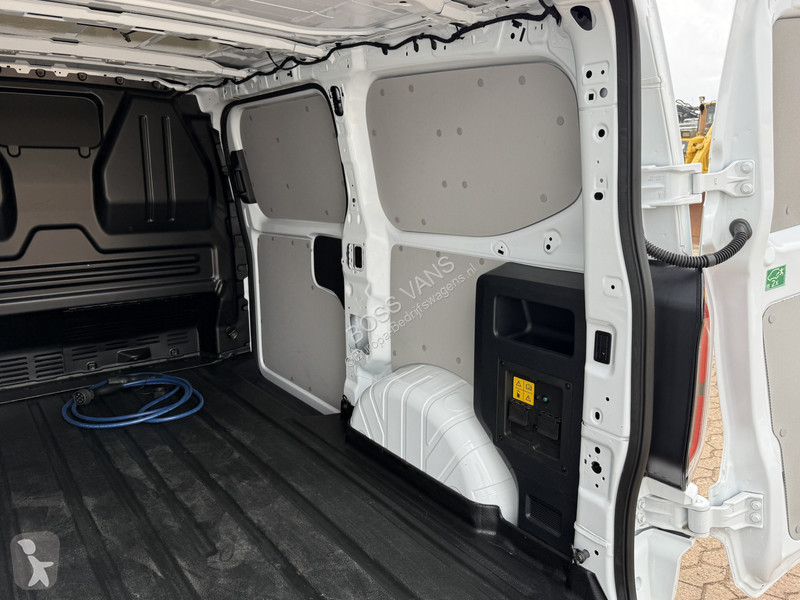 Лекотоварен автомобил Ford 71kWh 136PK...