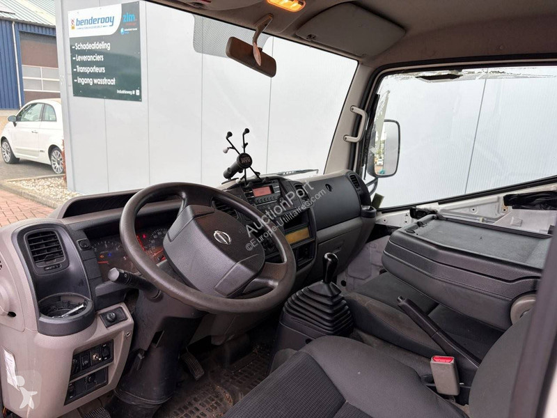 Nissan  NT400- 35.12 2.5 dCi 250 van