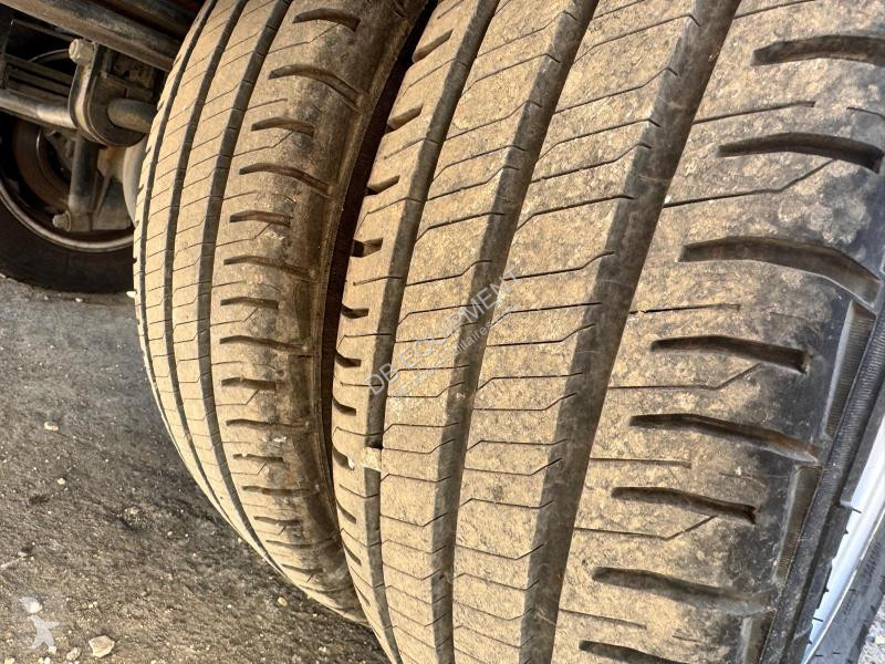 Véhicule utilitaire Nissan Camion nacelle 20m...