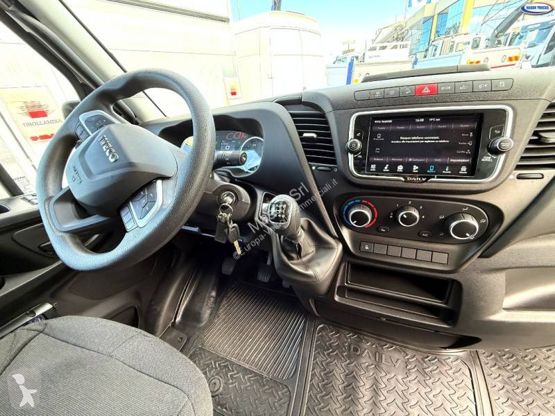 Véhicule utilitaire Iveco 35C18