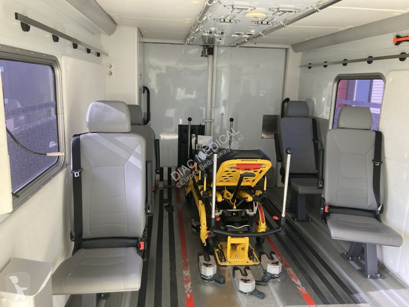 Véhicule utilitaire Mercedes Ambulance...