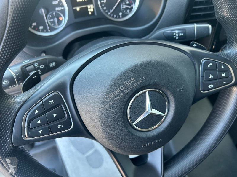 Furgoneta Mercedes III