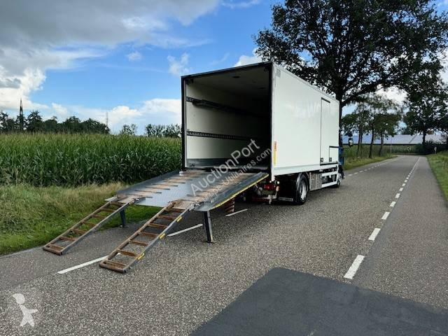 Véhicule utilitaire Volvo 280