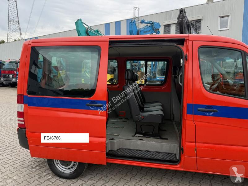 Véhicule utilitaire Mercedes 211 Kombi AHK