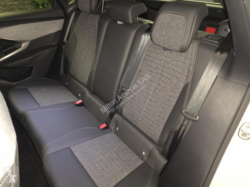 Samochód dostawczy Peugeot 3008 1.2i Hybrid...